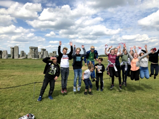 Že by u Stonehenge nefungovala gravitace?; foto: web školy